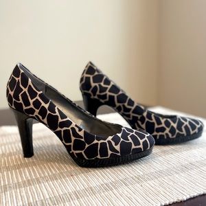 BANDOLINO | GIRAFFE PRINT PLATFORM HEELS | SIZE 6.5